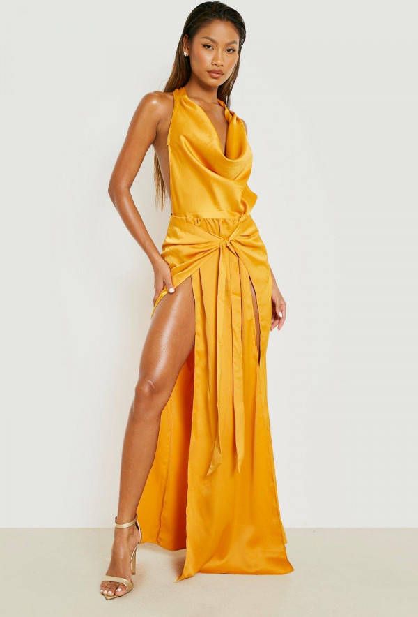 boohoo Gedrapeerde Satijnen Premium Maxi Jurk Met Waterval Hals, Orange