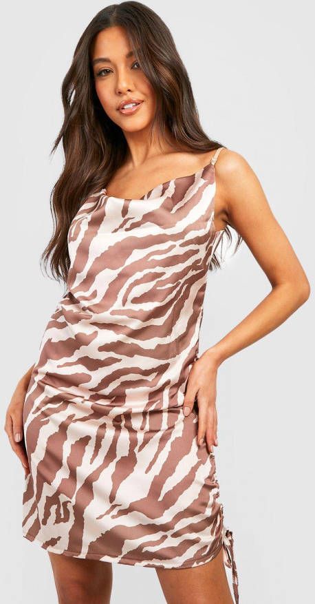 boohoo Geplooide Satijnen Zebraprint Jurk Met Waterval Hals, Brown