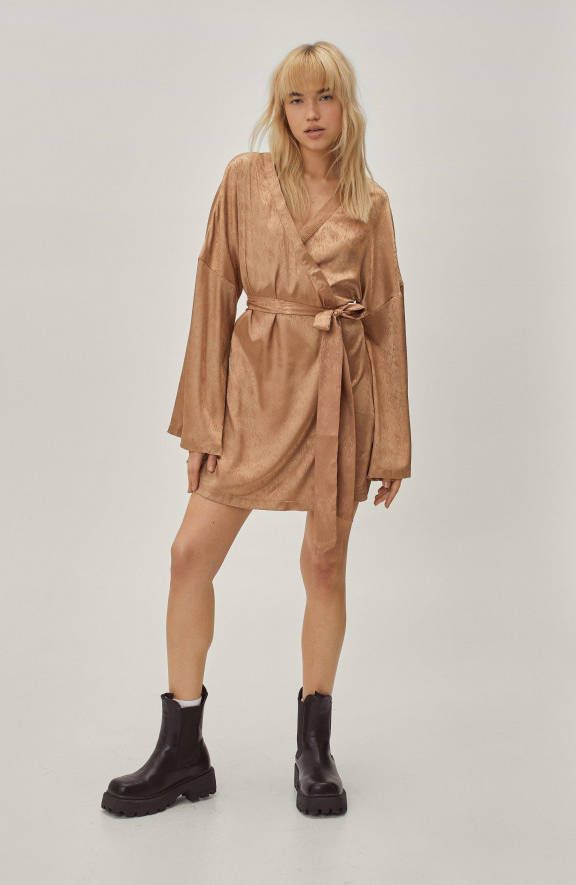 boohoo Jacquard Satijnen Mini Wikkel Jurk, Bronze
