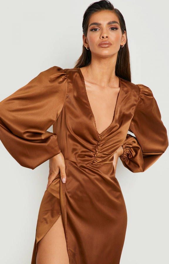 boohoo Satijnen Midi Jurk Met Ruches En Laag Decolleté,, Chocolate