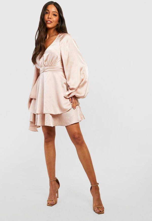 boohoo Satijnen Skater Jurk Met Laag Decolleté, En Shirtmouwen, Champagne