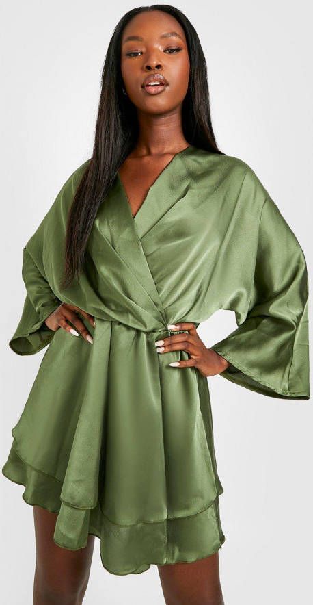 boohoo Satijnen Skater Jurk Met Vleermuismouwen En Laagjes, Olive