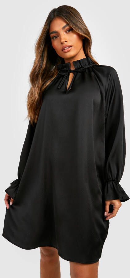 boohoo Satijnen Swing Jurk Met Hoge Hals En Ruches, Black