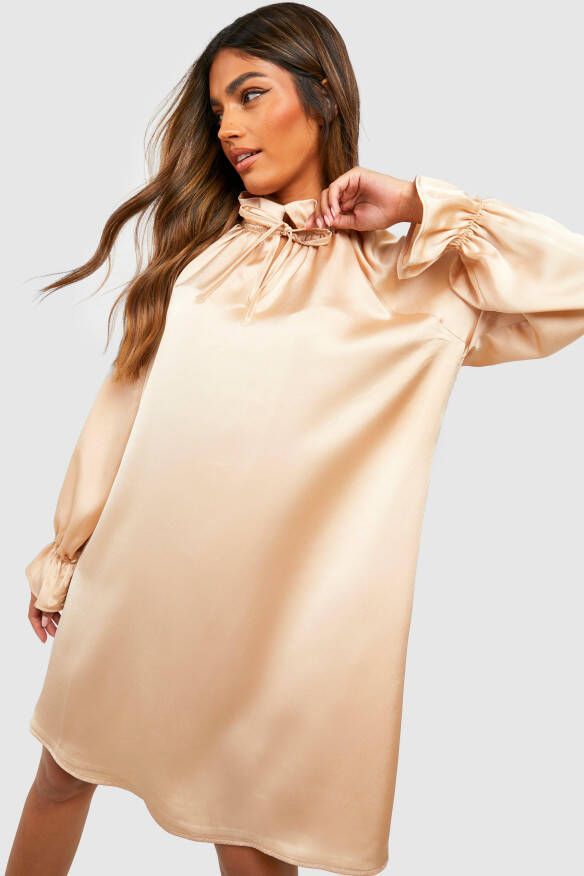 boohoo Satijnen Swing Jurk Met Hoge Hals En Ruches, Champagne