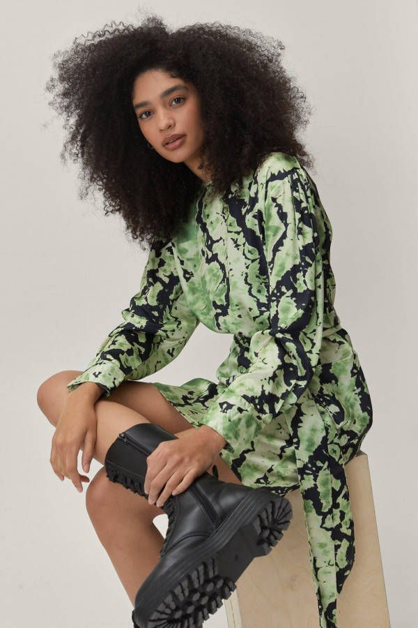 boohoo Satijnen Tie Dye Mini Jurk Met Ceintuur, Green